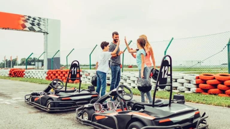 Karting en famille : comment organiser une sortie réussie